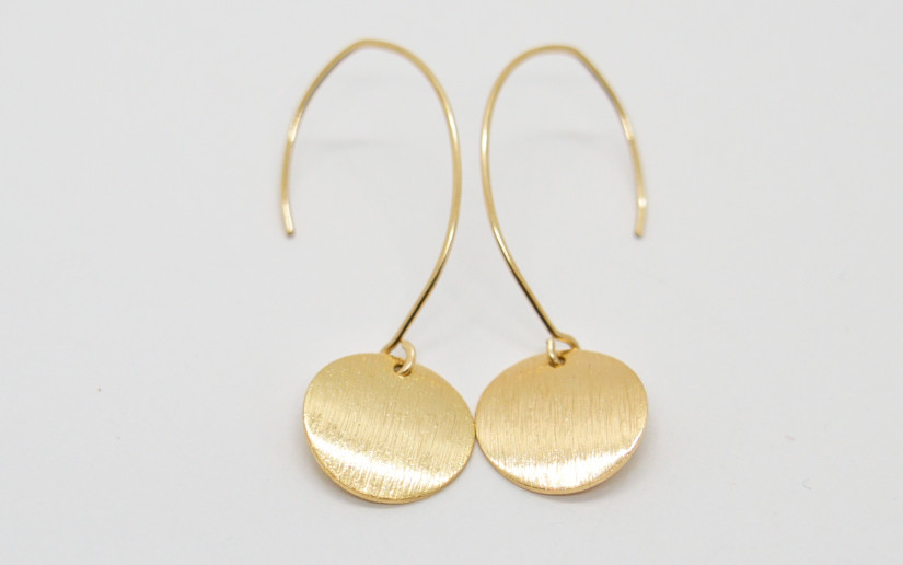 Lange goldene Ohrringe mit strukturiertem Plättchen