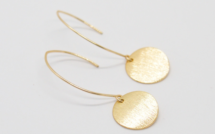 Lange goldene Ohrringe mit strukturiertem Plättchen