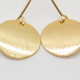 Lange goldene Ohrringe mit strukturiertem Plättchen