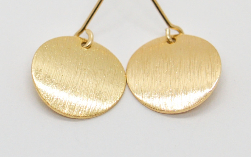 Lange goldene Ohrringe mit strukturiertem Plättchen