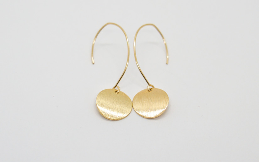 Lange goldene Ohrringe mit strukturiertem Plättchen