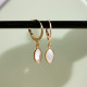 Goldene Ohrringe mit Perlmut-Tropfen-Anhänger