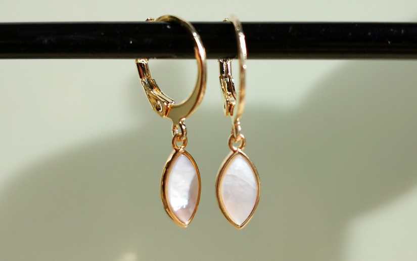 Goldene Ohrringe mit Perlmut-Tropfen-Anhänger