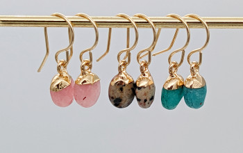 Schlichte Hängeohrringe mit rundem Steinanhänger