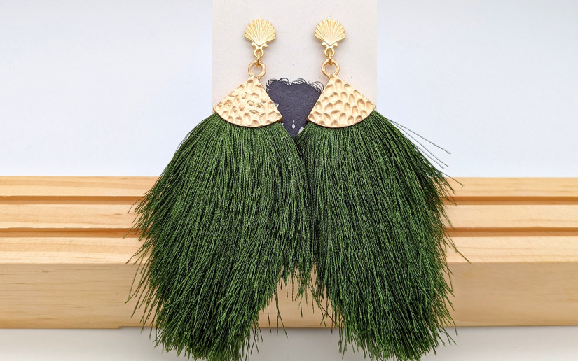 Boho Ohrringe mit oliv-grüner Quaste