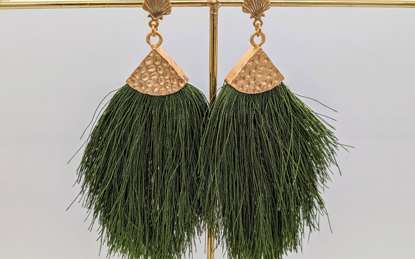 Boho Ohrringe mit oliv-grüner Quaste