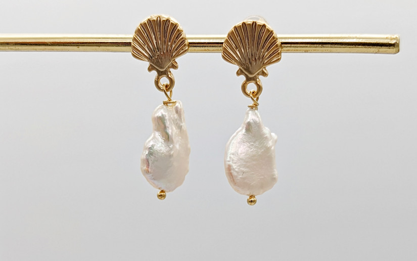 Goldene Muschel-Ohrringe mit Keshi-Perle