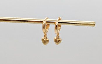 Kleine goldene Ohrringe mit Herz