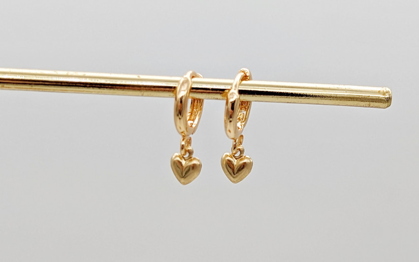Kleine goldene Ohrringe mit Herz