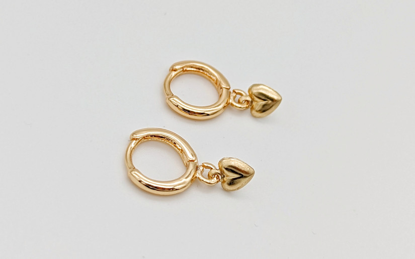 Kleine goldene Ohrringe mit Herz