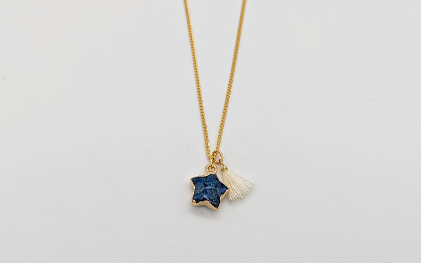 Goldene Halskette mit blauem Stern aus Lapislazuli