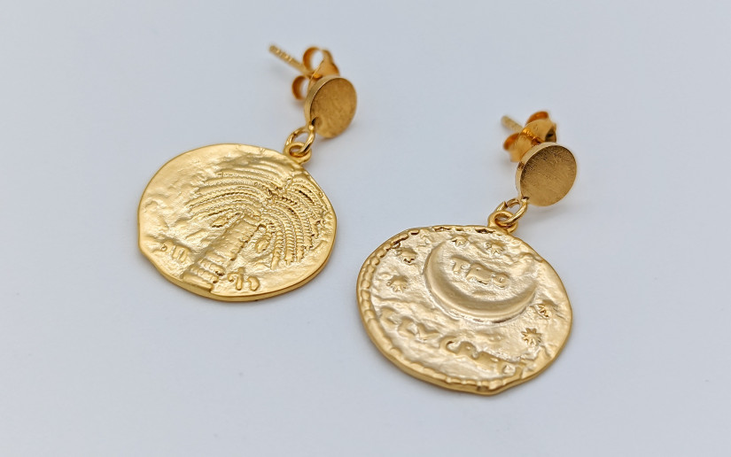 Goldene Ohrstecker mit Mond-Palme Plättchen