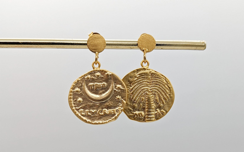 Goldene Ohrstecker mit Mond-Palme Plättchen