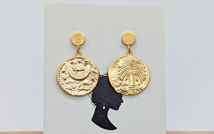 Goldene Ohrstecker mit Mond-Palme Plättchen