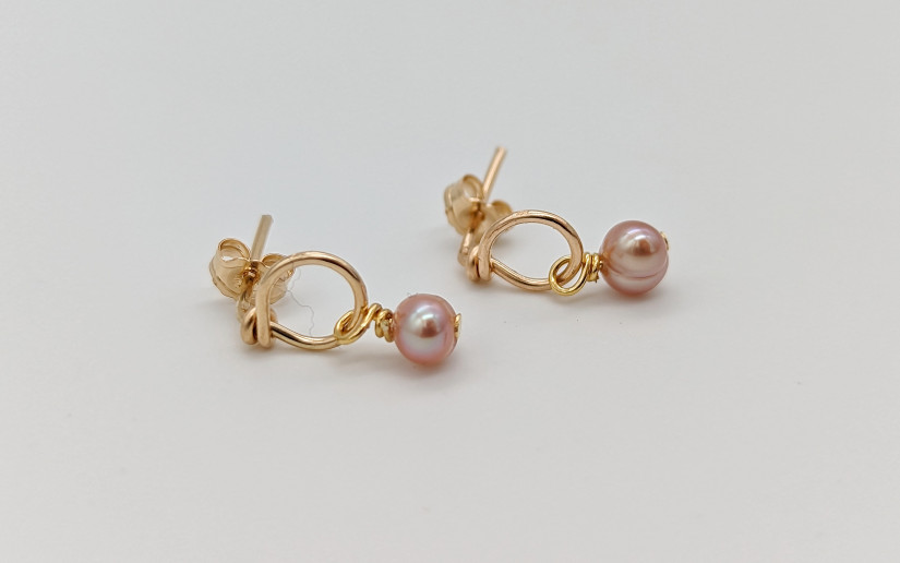 Feine goldene Ohrstecker mit rosa Süsswasser-Perle