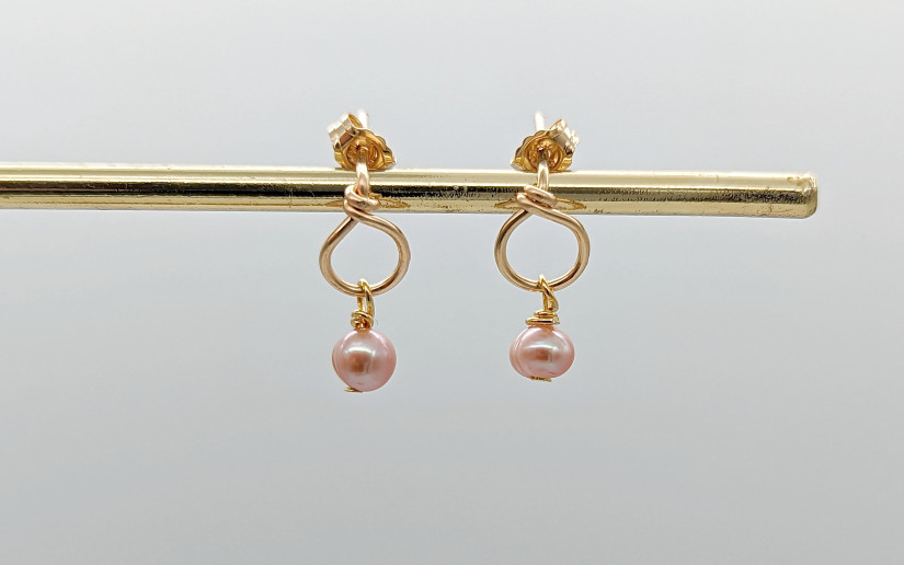 Feine goldene Ohrstecker mit rosa Süsswasser-Perle