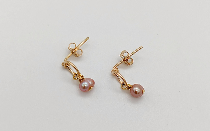 Feine goldene Ohrstecker mit rosa Süsswasser-Perle