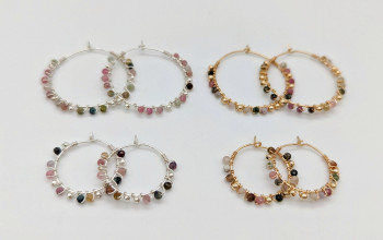 Creolen mit kleinen Turmalin-Edelstein-Perlen