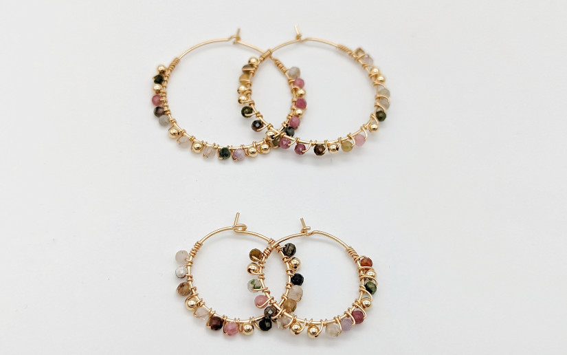 Kleine goldene Creolen mit Turmalin-Edelstein-Perlen