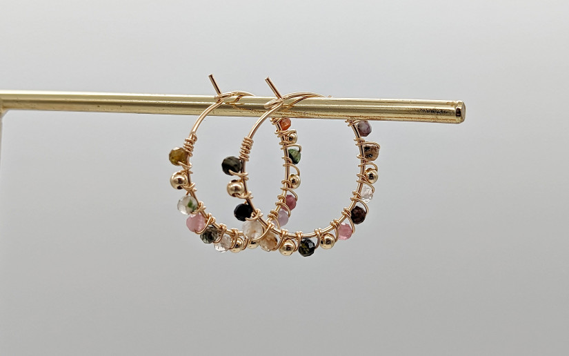 Kleine goldene Creolen mit Turmalin-Edelstein-Perlen