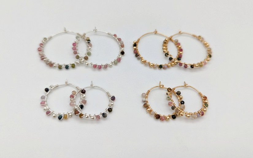 Kleine goldene Creolen mit Turmalin-Edelstein-Perlen