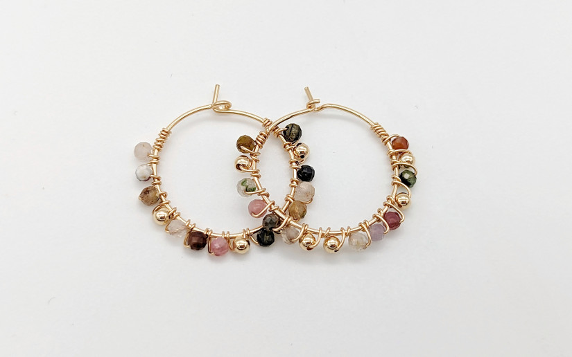 Kleine goldene Creolen mit Turmalin-Edelstein-Perlen