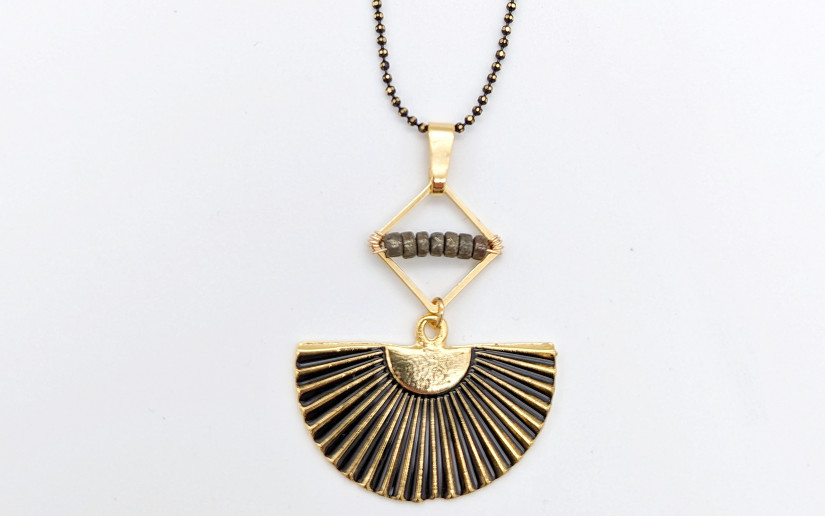 Schwarze Ethno Halskette mit Fächer-Anhänger und Pyrit