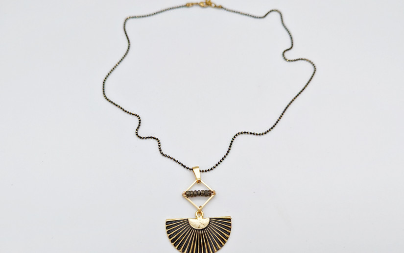 Schwarze Ethno Halskette mit Fächer-Anhänger und Pyrit