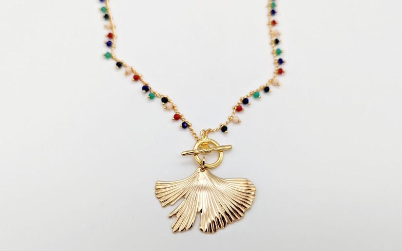 Halskette mit farbigen Glas-Perlen und Ginko-Blatt