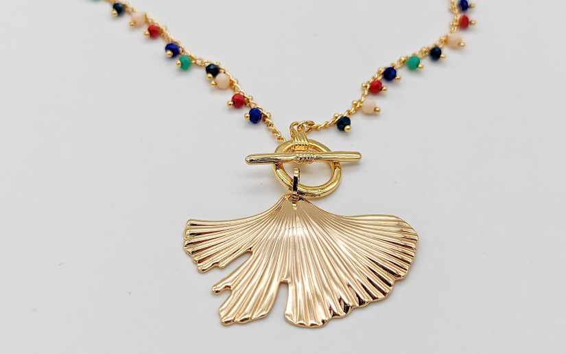 Halskette mit farbigen Glas-Perlen und Ginko-Blatt