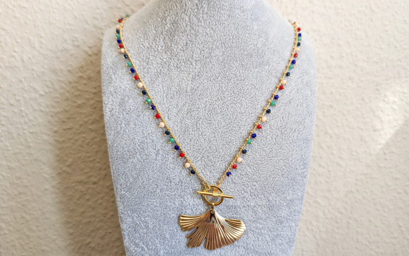 Halskette mit farbigen Glas-Perlen und Ginko-Blatt