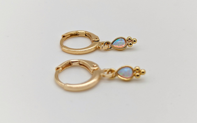 Goldene Ohrringe mit feinem Opal