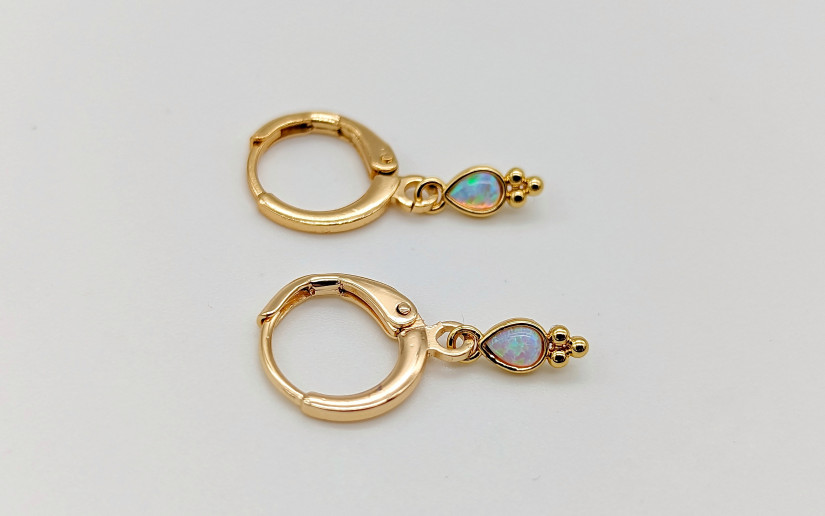 Goldene Ohrringe mit feinem Opal